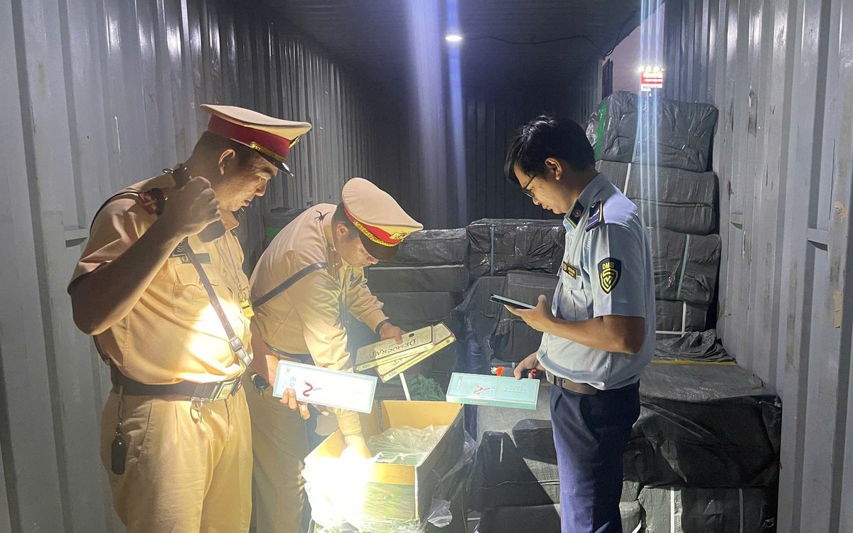 Bất ngờ khám xét 1 xe container, cảnh sát kinh tế bắt quả tang hơn 224.000 bao thuốc lá lậu bí mật tuồn về Việt Nam