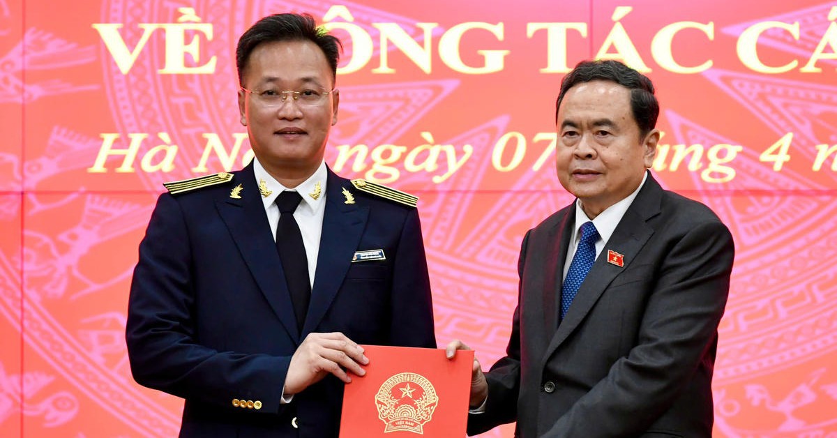 Chủ tịch Quốc hội trao Nghị quyết của Quốc hội cho Tổng Kiểm toán Nhà nước