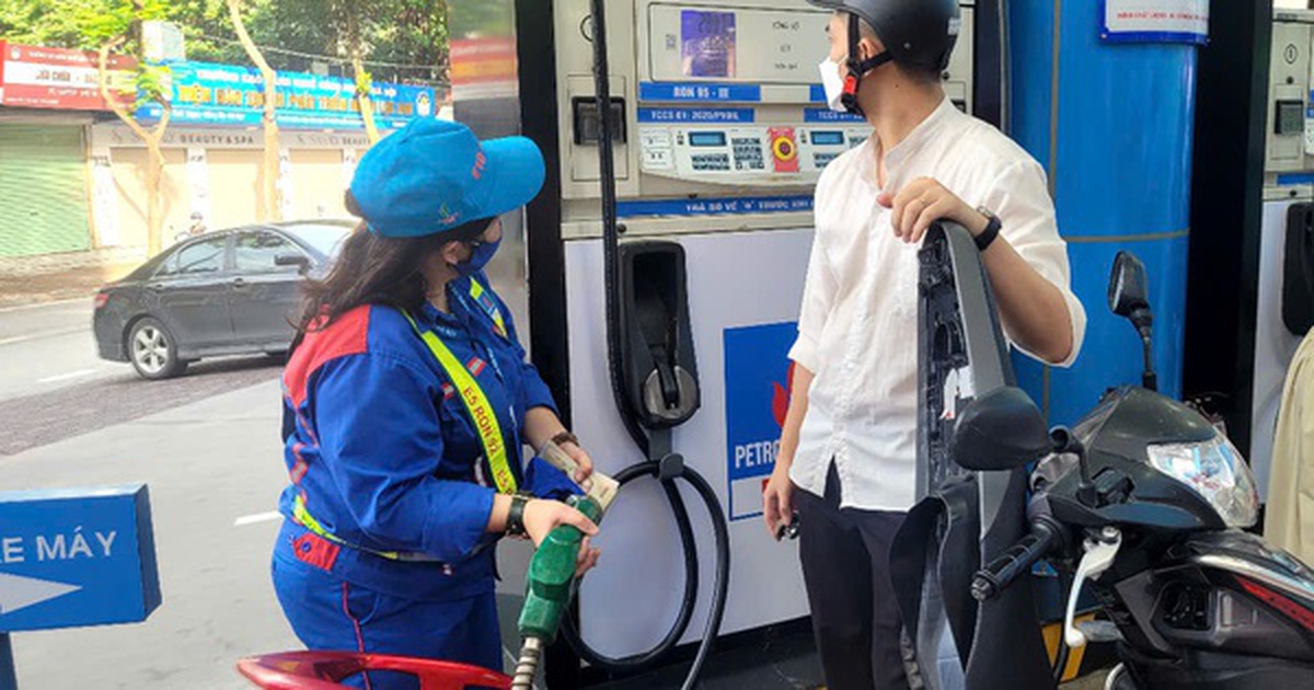 Giá xăng dầu giảm mạnh, dầu diesel giảm gần 2.000 đồng/lít