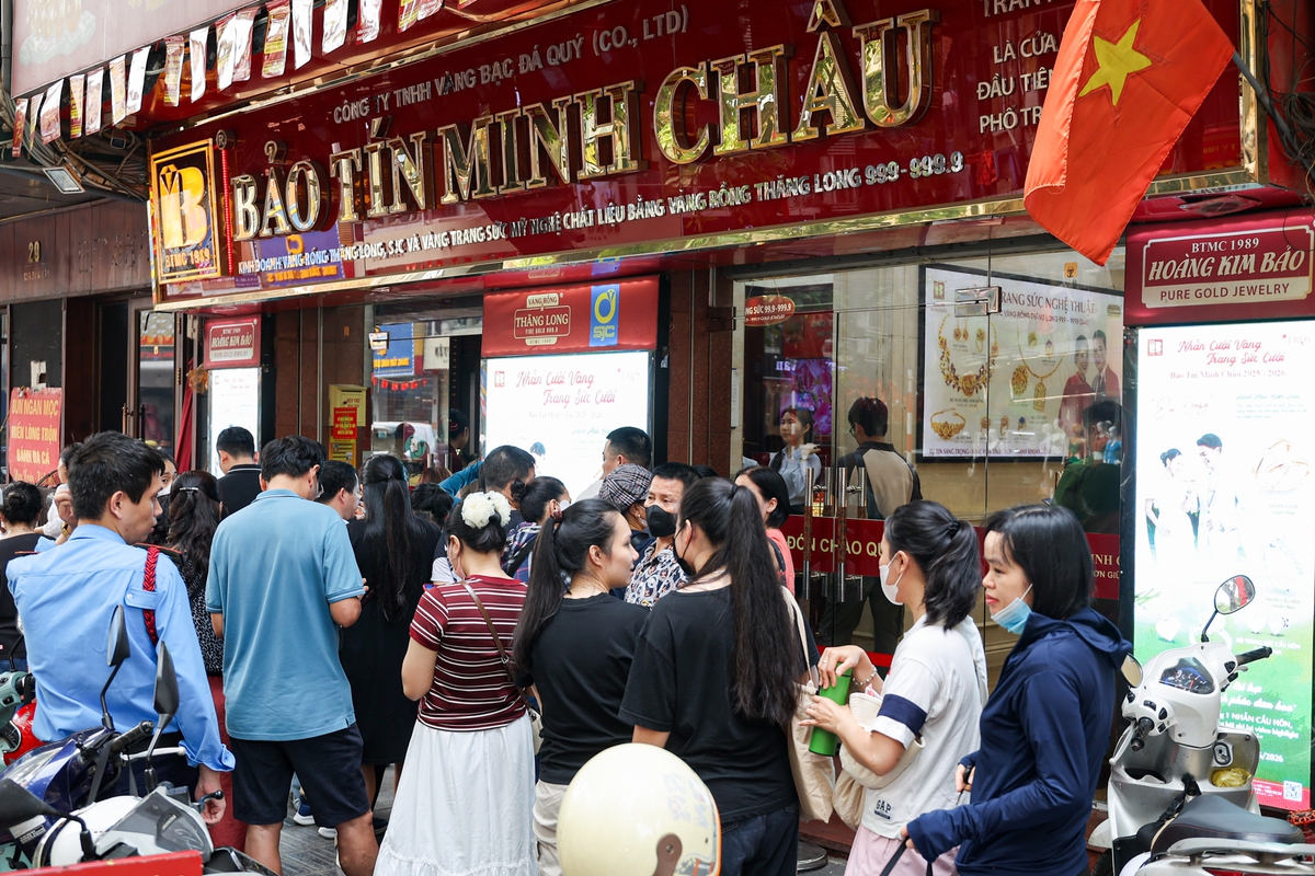 Khách ồ ạt bán vàng, cửa hàng không trả tiền ngay: Bảo Tín Minh Châu nói gì?