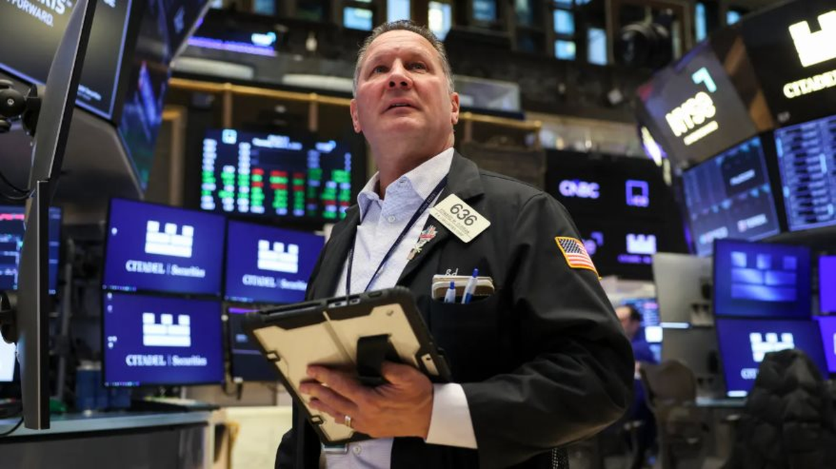 Chứng khoán Mỹ xanh rực rỡ, Dow Jones tăng dựng đứng 1.300 điểm, giá dầu sụt sâu sau thoả thuận ngừng bắn Mỹ- Iran