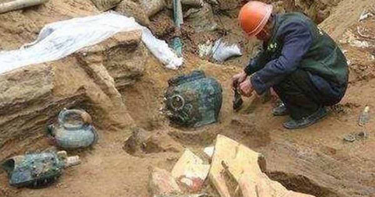 Phát hiện gói mì được sản xuất năm 1994 trong mộ cổ hơn 2.000 tuổi, chuyên gia ngay lập tức gọi cảnh sát