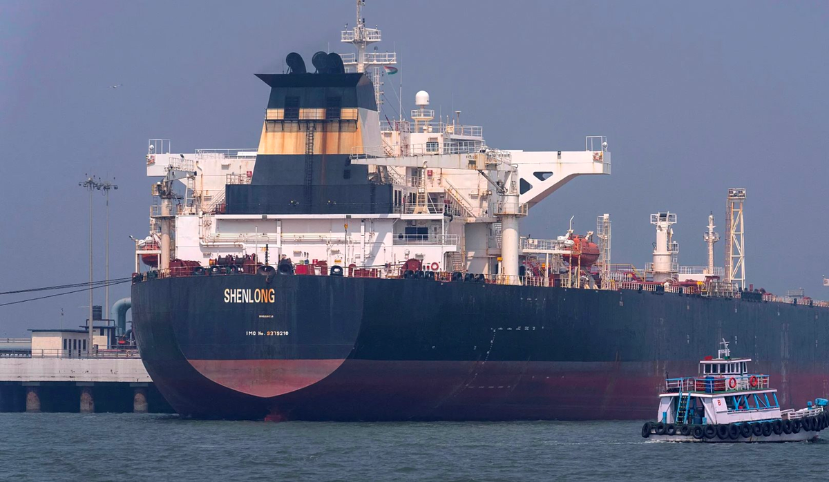 2 tàu chở hơn 100.000 tấn hàng đầu tiên được đi qua eo biển Hormuz ngay sau lệnh ngừng bắn