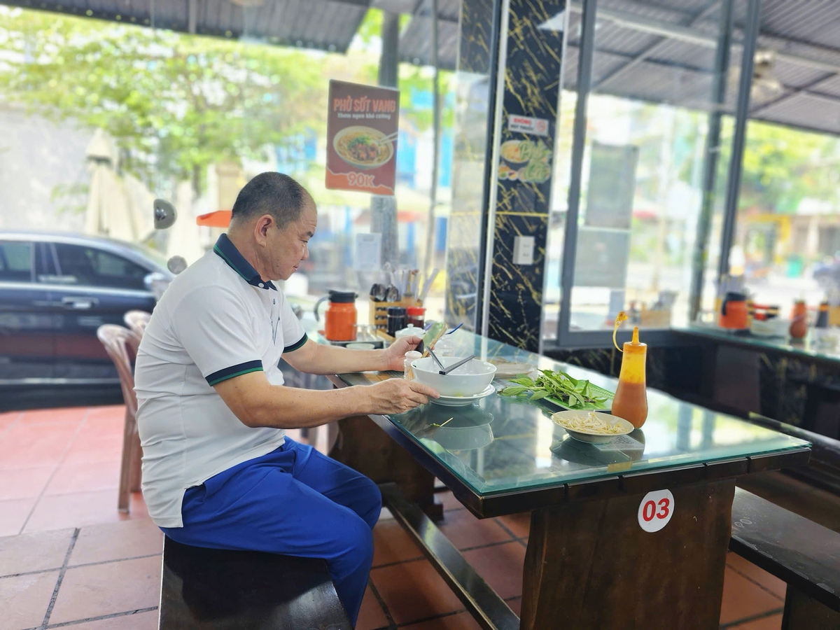 Xăng hạ nhiệt, giá tô phở, gói xôi vẫn neo cao: Vì sao ‘lên nhanh, xuống chậm’?