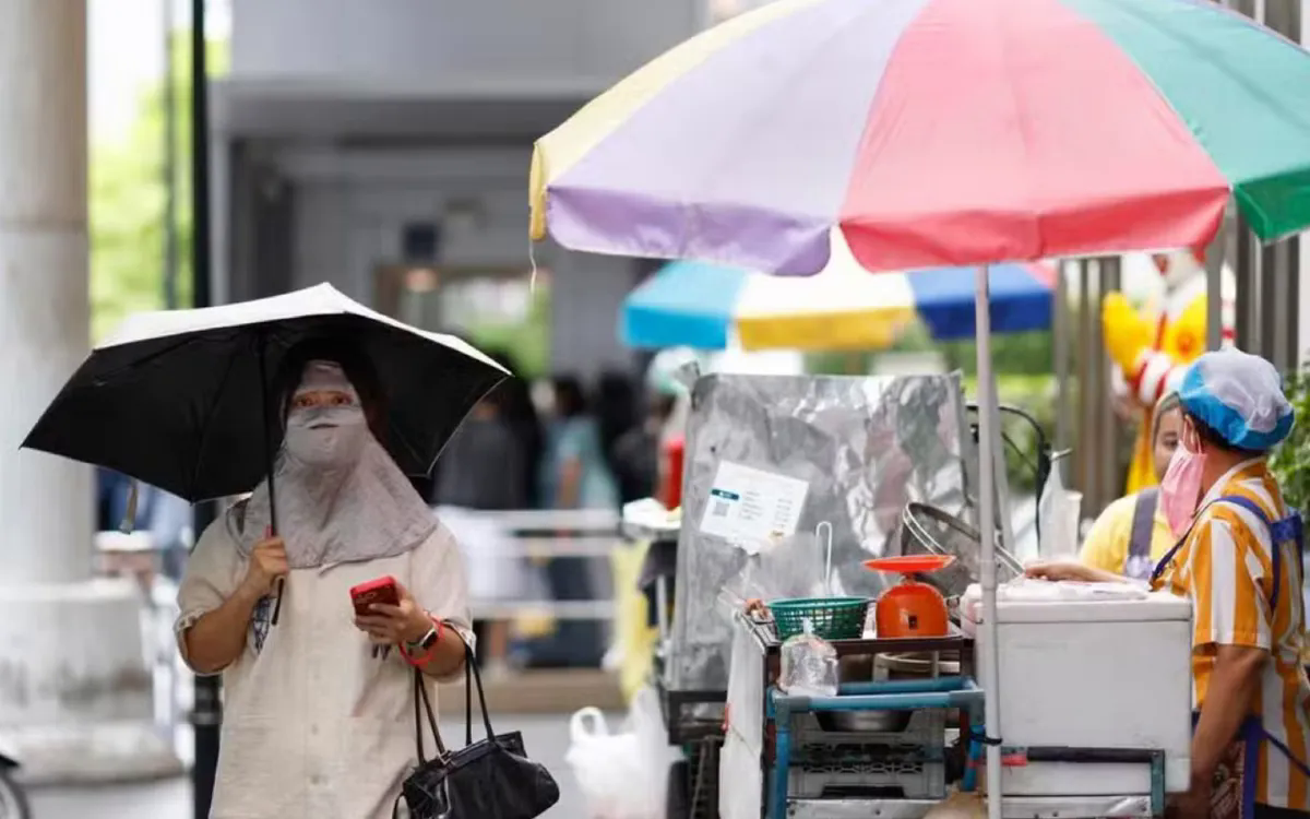 Nắng nóng gay gắt, người dân Thái Lan đổ xô đến các điểm tránh nóng