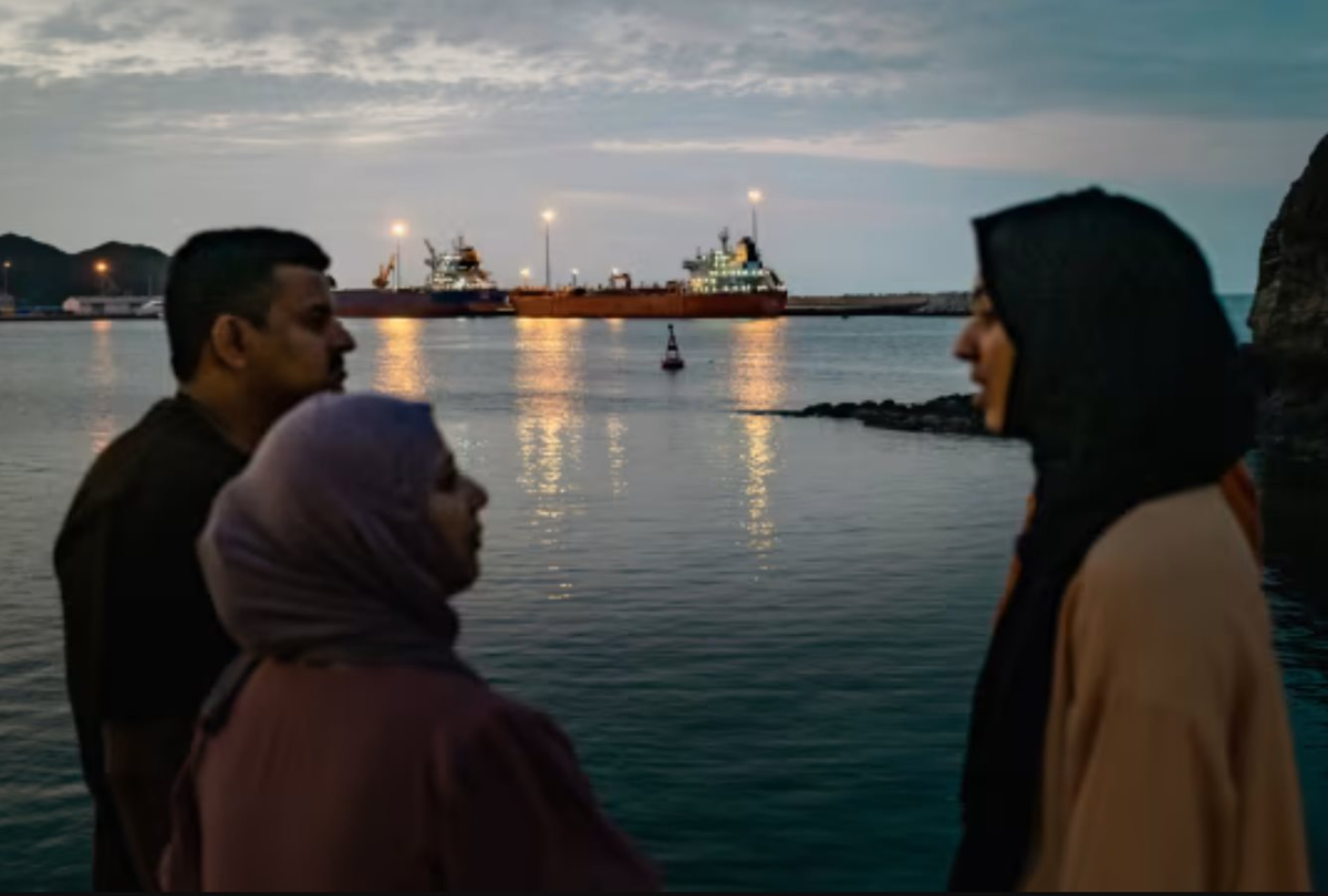 'Quýt làm, cam chịu': Iran lập trạm thu phí ở Hormuz, Mỹ 'bình chân như vại' nhưng đồng minh vùng Vịnh của Nhà Trắng lại gánh chịu thiệt hại  tới 14 tỷ USD