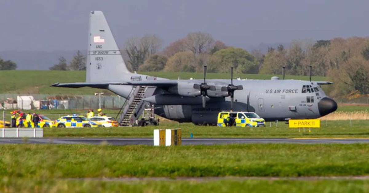 Máy bay quân sự Mỹ "hư hại nghiêm trọng" vì bị bổ liên tiếp bằng rìu