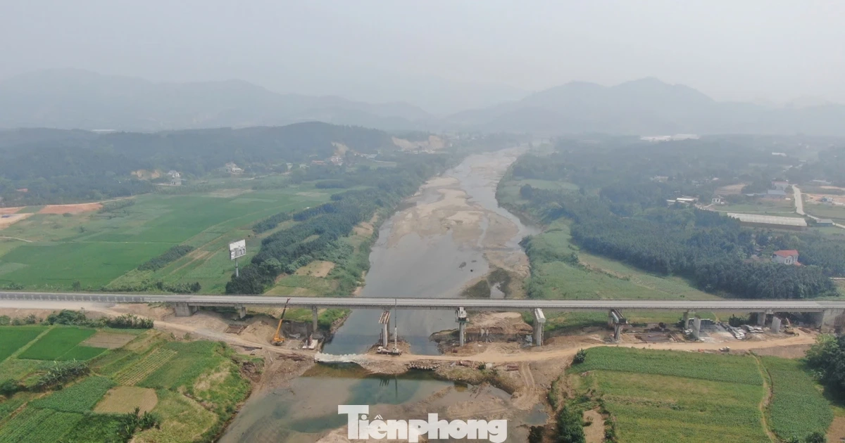 Hình ảnh cây cầu trên cao tốc Nội Bài - Lào Cai