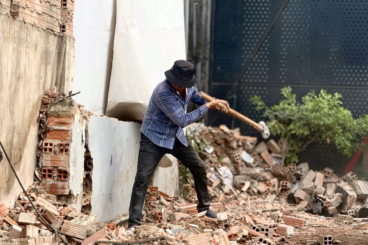 Người dân TP.HCM dỡ nhà, giao mặt bằng làm dự án Quốc lộ 13 mở rộng