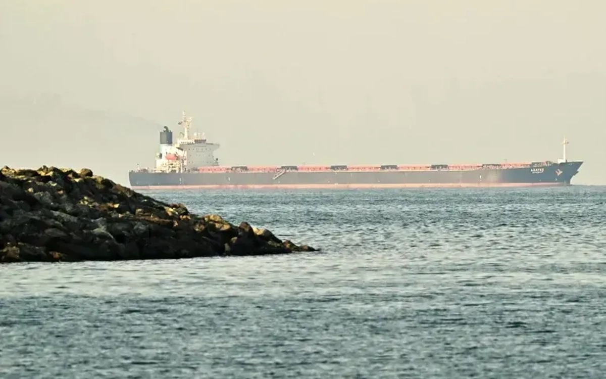 Ba siêu tàu chở dầu đi qua eo biển Hormuz giữa lệnh ngừng bắn mong manh