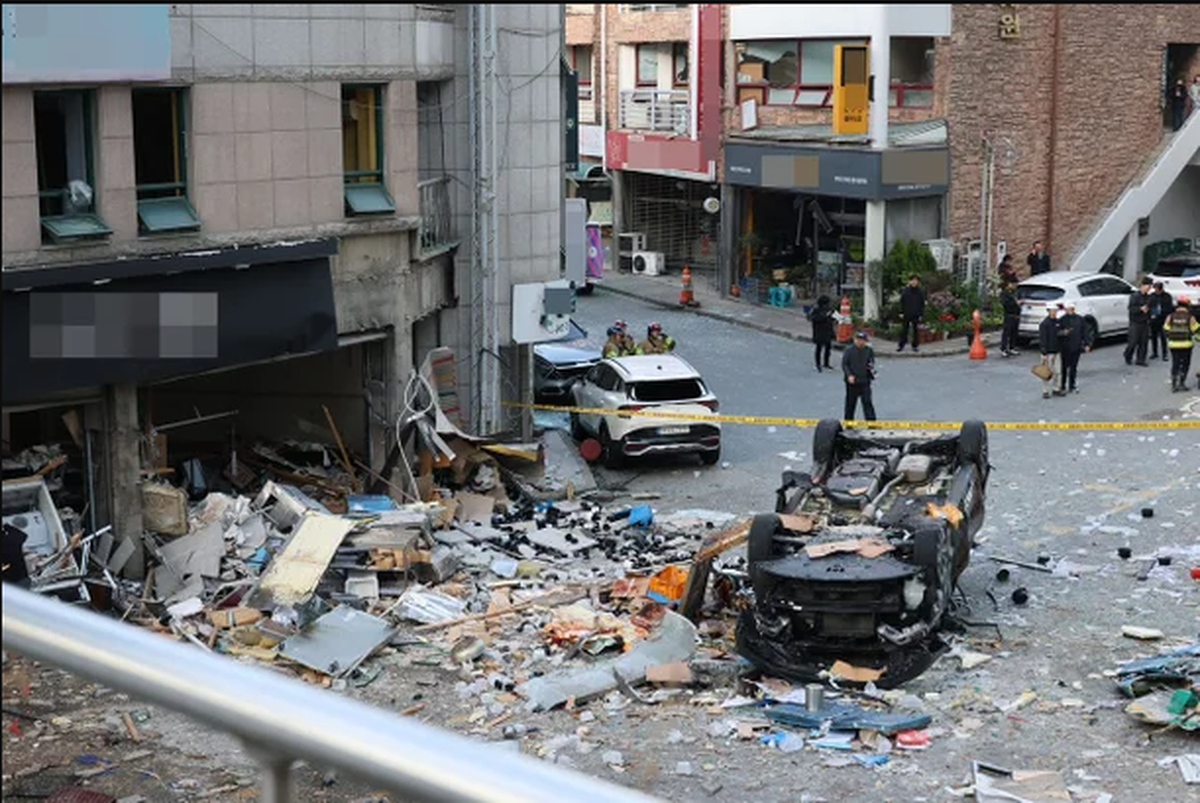 Trung tâm thương mại tại Hàn Quốc hoang tàn sau vụ nổ lúc nửa đêm: Mảnh kính găm đầy mặt đất, xe hơi lật nhào, nhiều người bị thương