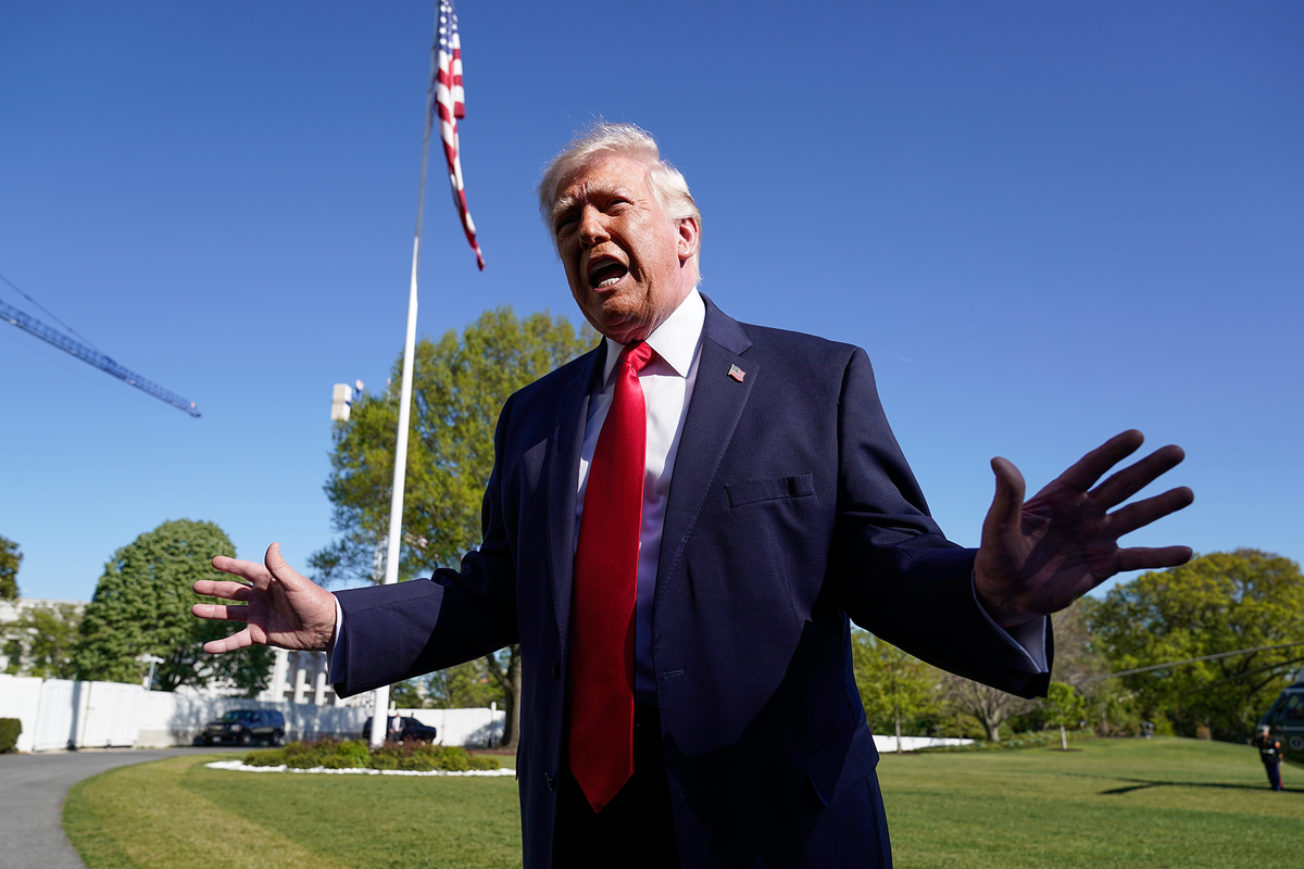 CNBC: Có tin sắp chuyển giao vũ khí cho Iran, ông Trump dọa áp mức thuế "gây choáng váng" với Trung Quốc