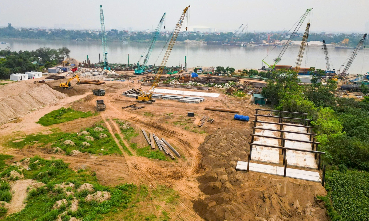 Đại công trường cầu Tứ Liên bắc qua sông Hồng sau gần 1 năm thi công