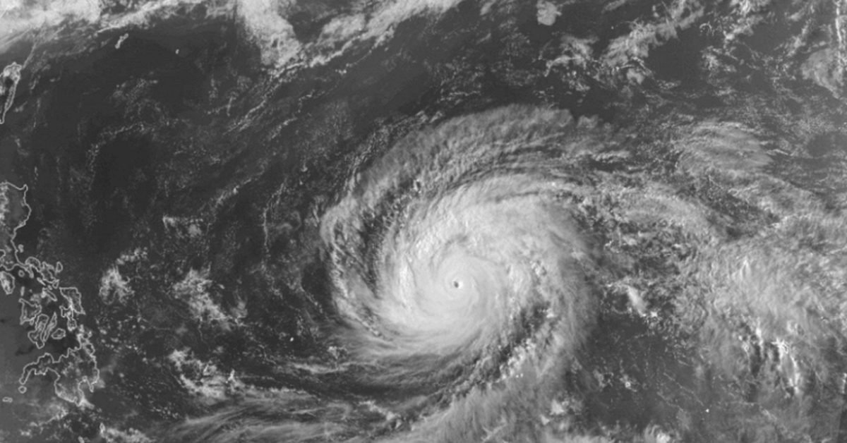 Siêu bão mạnh nhất hành tinh Sinlaku lại đổi hướng, đổ bộ ngay hôm nay với sức gió 265 km/giờ và "đặc biệt bất thường"
