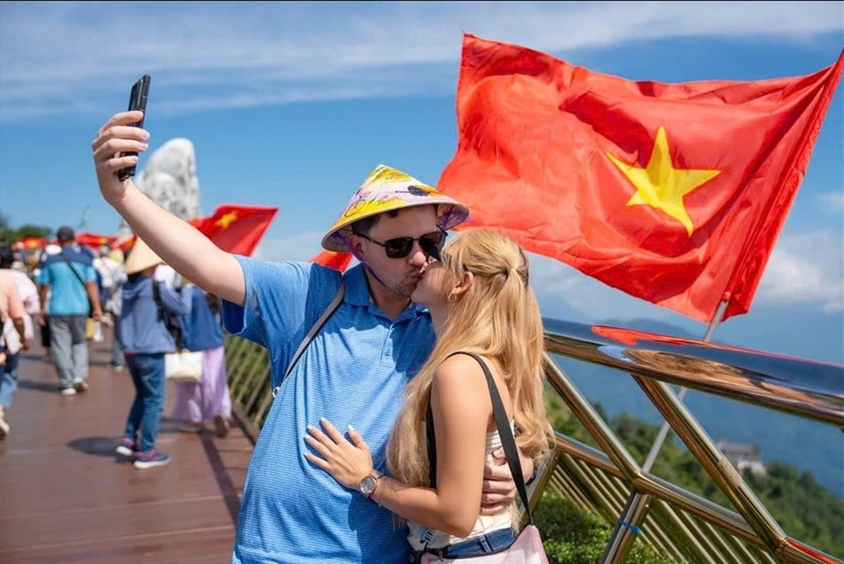Không chỉ du lịch, nhiều du khách đến Việt Nam để hoàn thiện một thứ đặc biệt cho ngày quan trọng này