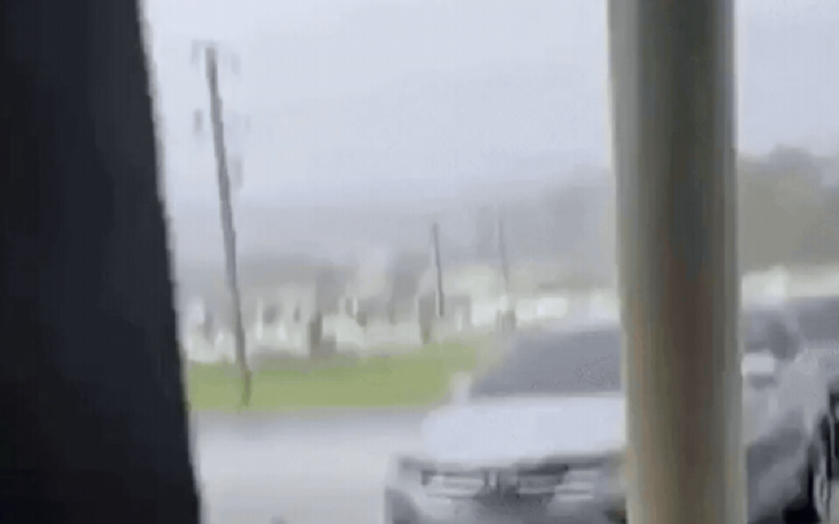 Siêu bão mạnh nhất hành tinh Sinlaku áp sát: Người dân "nín thở" trước giờ G, mưa to gió lớn đã xuất hiện