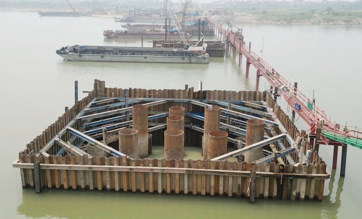 Cận cảnh cọc khoan nhồi cầu Hồng Hà dài 11 mét trên sông Hồng