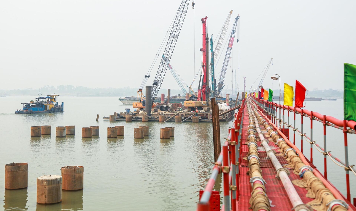 Cận cảnh công trường cầu Thượng Cát 8 làn xe vượt sông Hồng