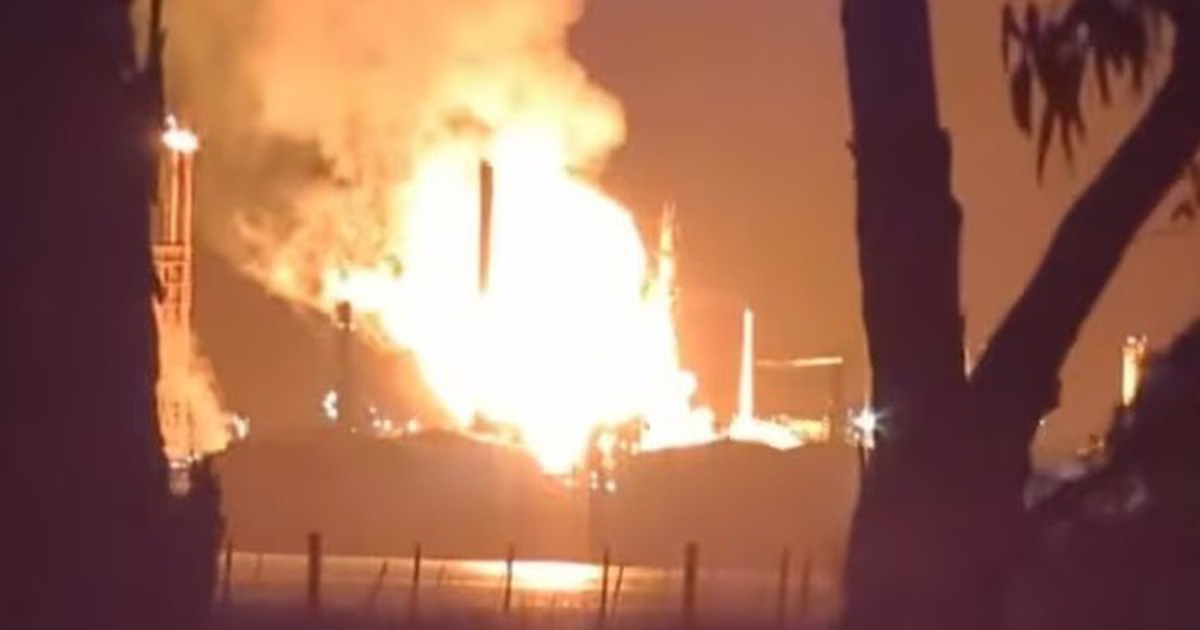 Úc: Nổ lớn và hỏa hoạn tại nhà máy lọc dầu, lực lượng cứu hỏa bất lực