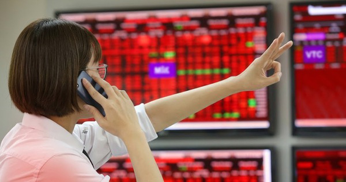 Chứng khoán 16-4: Cổ phiếu Vingroup lại "gánh" điểm số