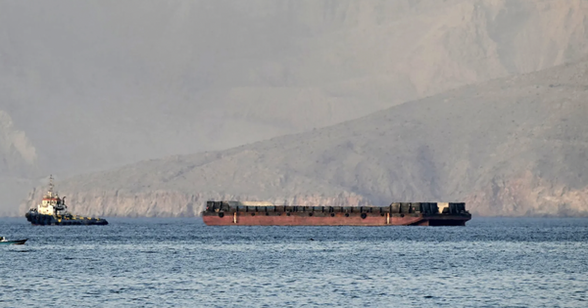 Mỹ tuyên bố phong toả eo biển Hormuz, vừa có 2 tàu chở dầu và khí đốt bị trừng phạt di chuyển 'mượt mà': Chuyện gì đang xảy ra?