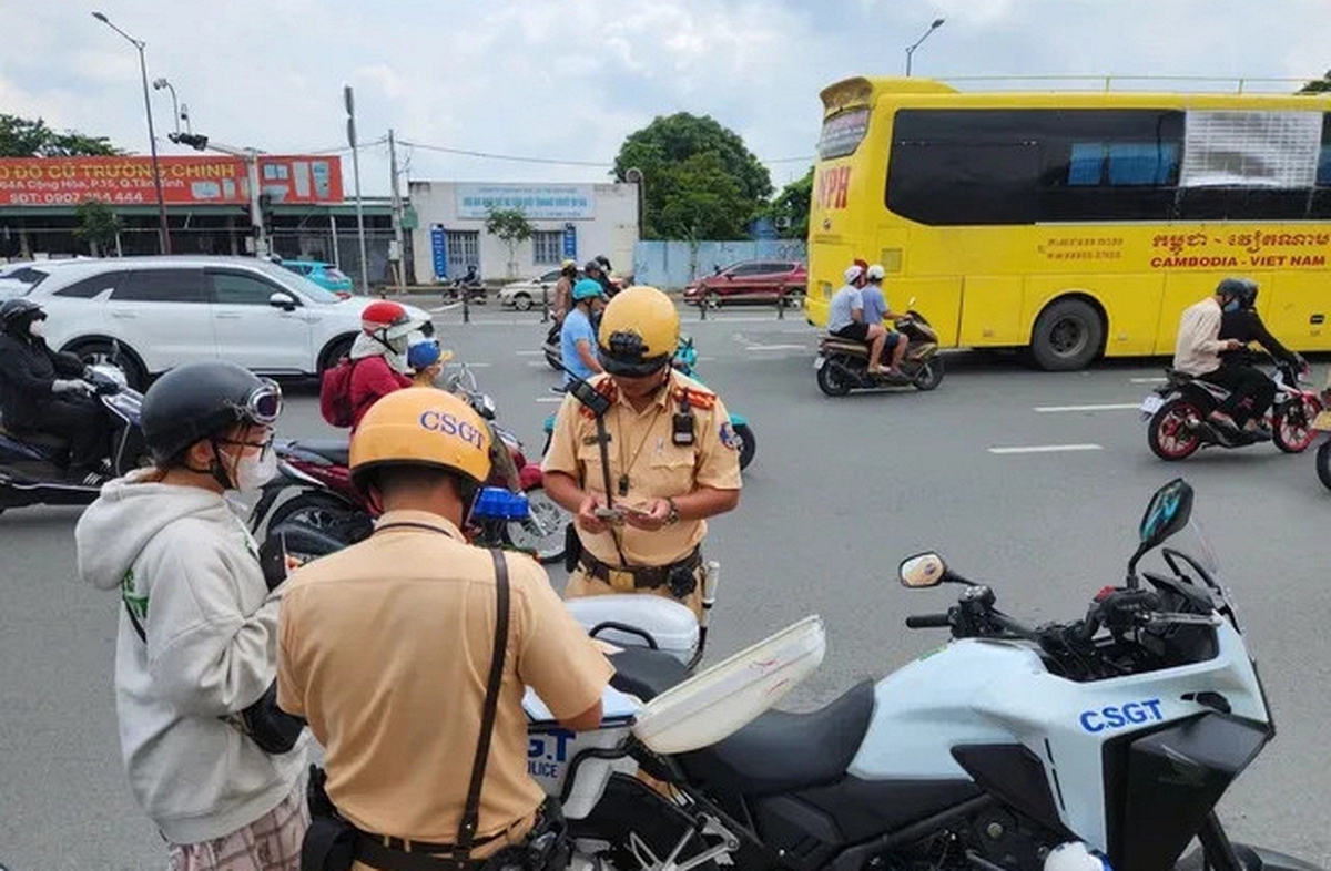 Lỗi vi phạm giao thông thường gặp nào sắp tới có thể bị CSGT phạt tại chỗ tới 7,5 triệu đồng?