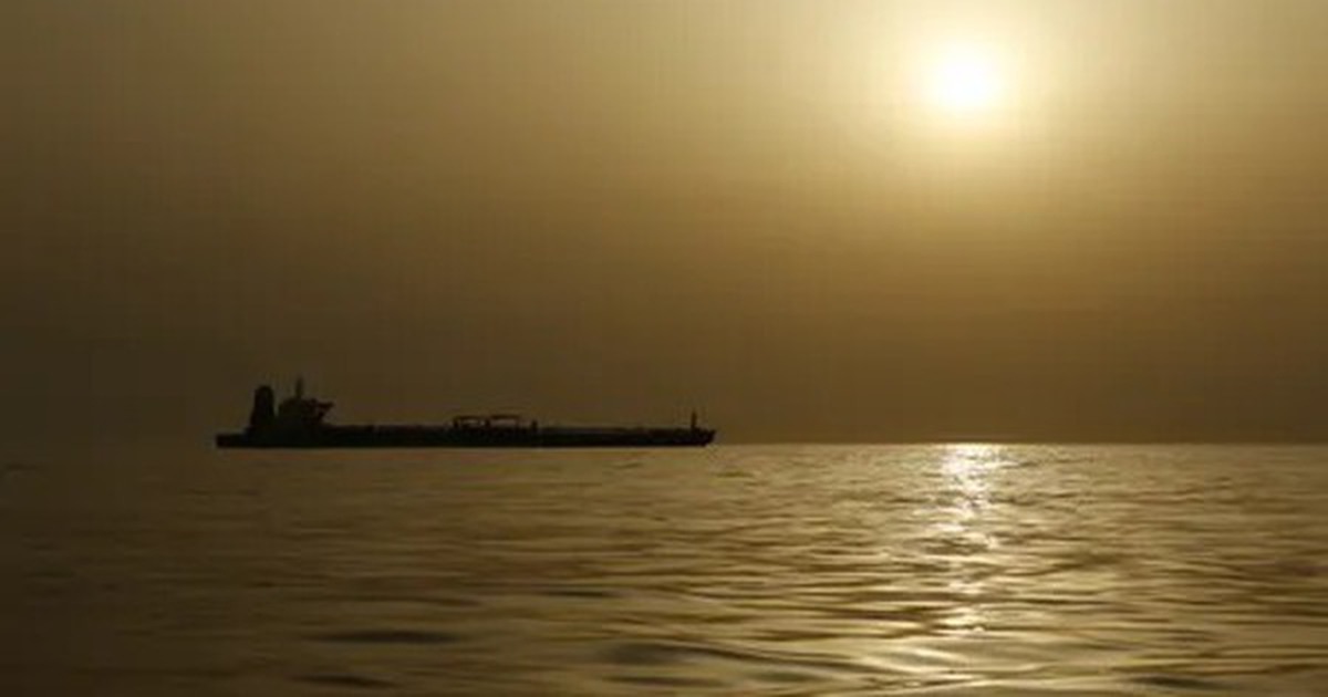 Eo biển Hormuz gần như tê liệt sau lệnh phong tỏa của Mỹ, một tàu chở dầu vẫn 'ung dung' đưa 450.000 thùng dầu rời vịnh Ba Tư