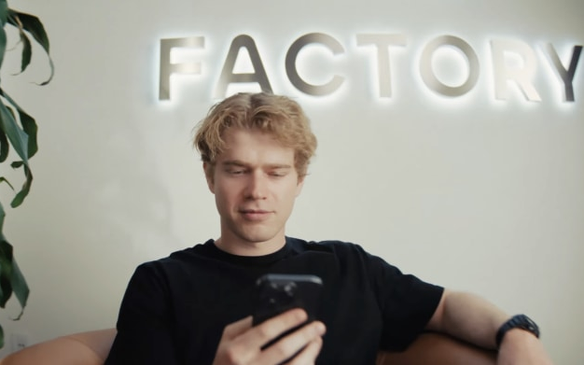 Bỏ học trường danh giá tại Mỹ vì lời thách của nhà đầu tư, người đàn ông này đang xây dựng một ‘đế chế’ tỷ USD, cạnh tranh trực tiếp với Open AI