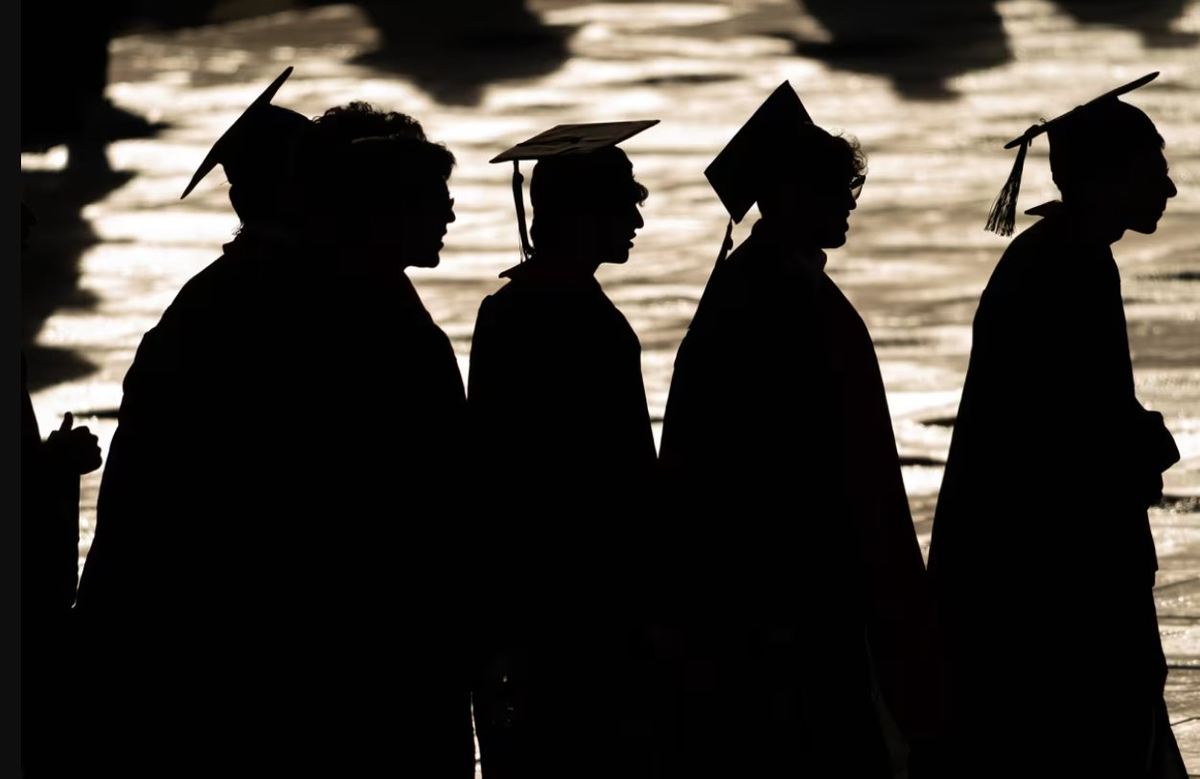 Cầm bằng đại học 4 năm, nợ 1 tỷ đồng rồi thất nghiệp vì AI: Thế hệ Gen Z và cuộc chiến giành giật việc làm từ tay Robot