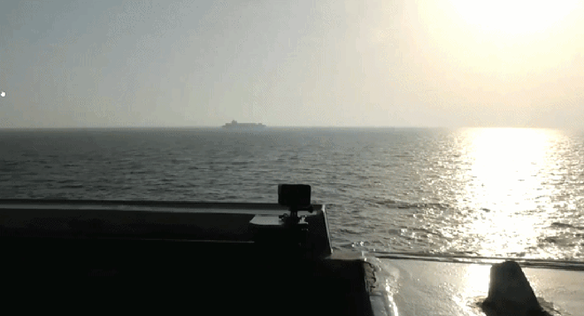 NÓNG: Mỹ tấn công tàu hàng Iran, "bắn thủng buồng máy", chiếm quyền kiểm soát, Iran thề trả đũa