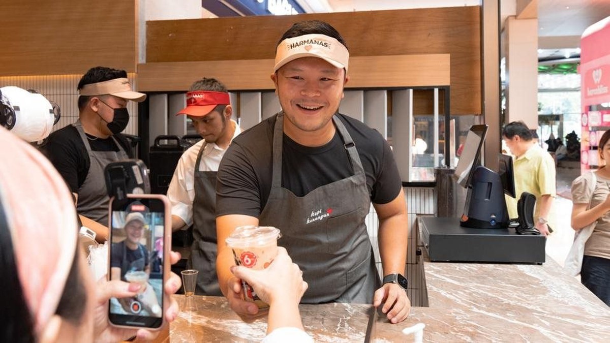 Chuỗi cà phê sắp lật đổ Starbucks tại ĐNÁ: Giá chỉ hơn 30.000 đồng/cốc, cứ mỗi ngày lại mở thêm 1 cửa hàng, founder mới 37 tuổi