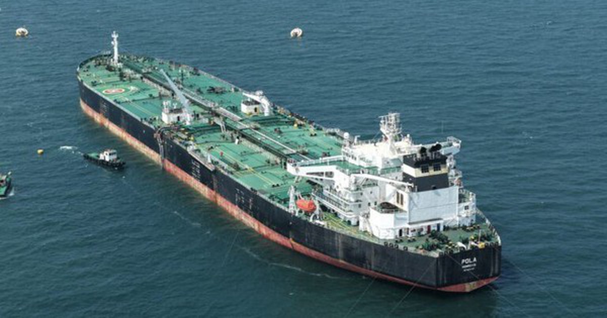 Sau hơn 1 tháng mắc kẹt, siêu tàu chở 2 triệu thùng dầu chính thức vượt eo biển Hormuz, sắp cập bến láng giềng Việt Nam