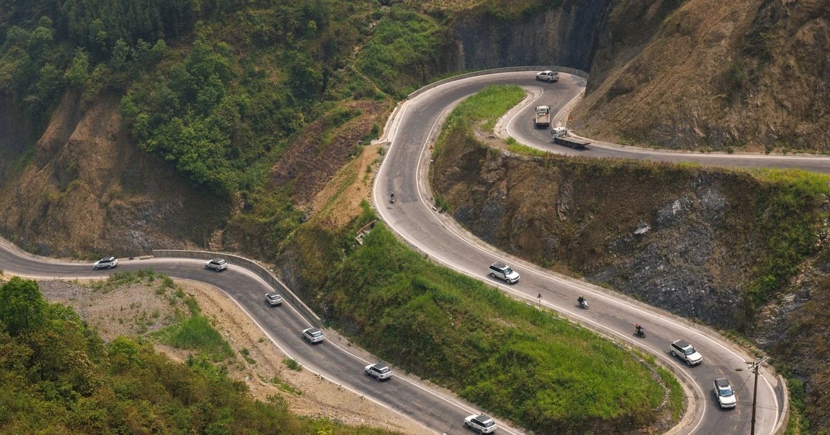 Cảnh sắc ấn tượng những khúc cua như dải lụa trên 'Con đường Hạnh phúc'