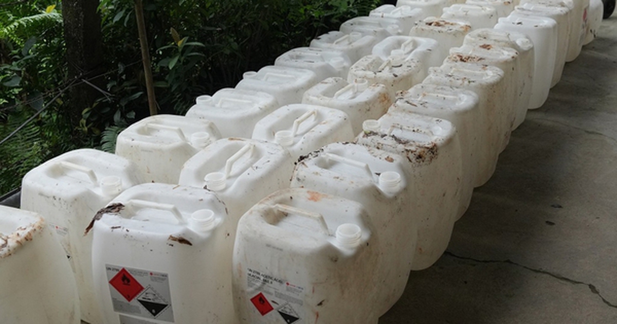 Theo dõi 2 mẹ con khả nghi, công an triệt phá đường dây sản xuất giấm giả từ axit và nước lã trong suốt 8 năm, tịch thu 1.000 lít sản phẩm