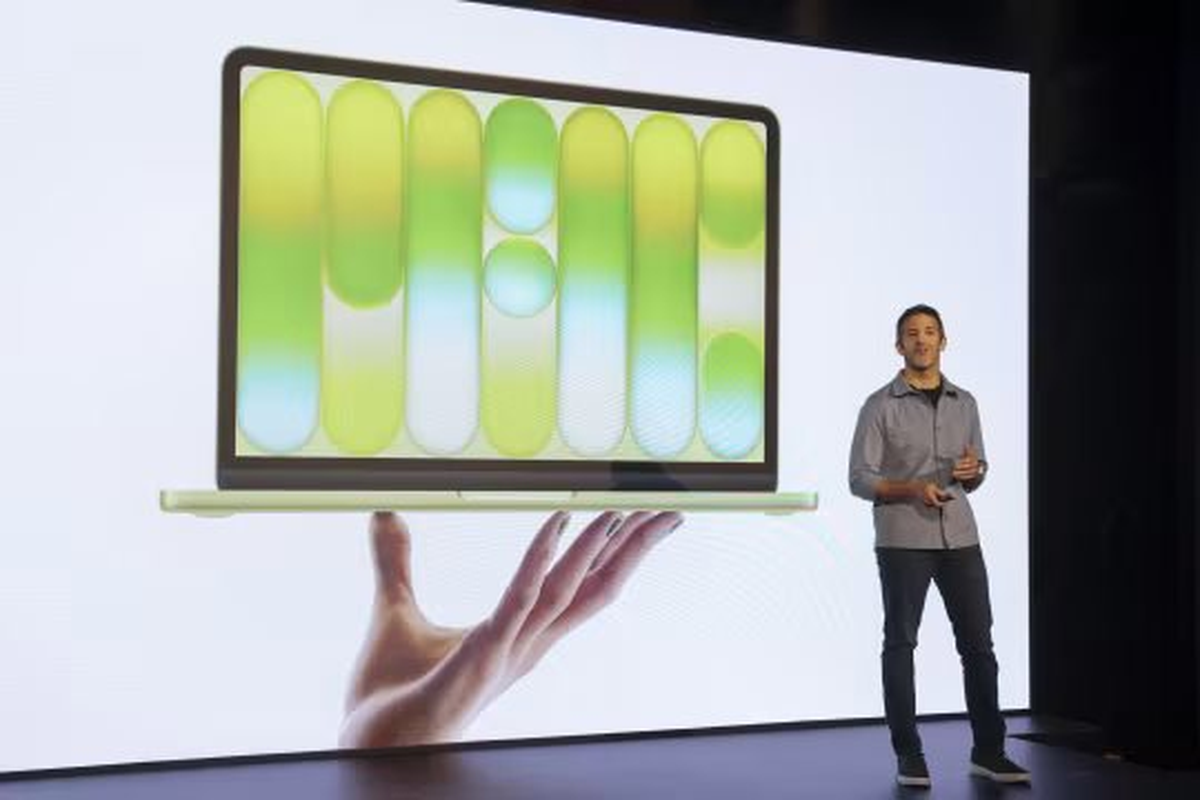 Người mua iPhone chịu ảnh hưởng gì khi đế chế 3.000 tỷ USD đổi CEO?