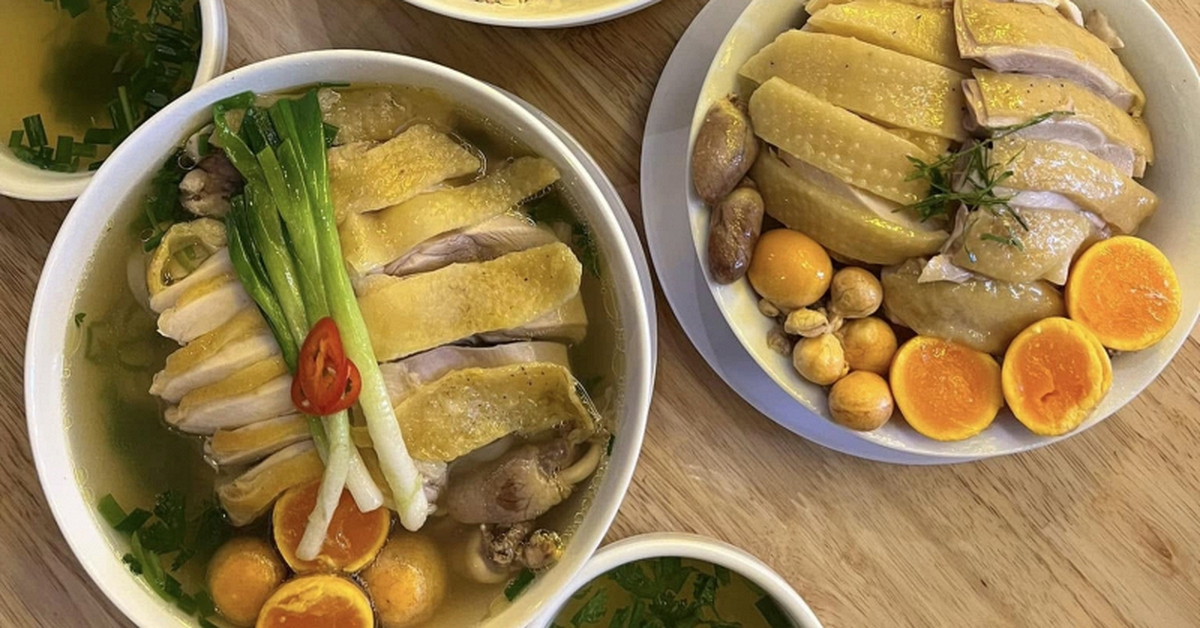 Ăn 2 bát phở, 1 đĩa gà và cốc nước cam hết 900.000 đồng ở Hà Nội, khách đăng lên mạng: Chủ quán nói lý do