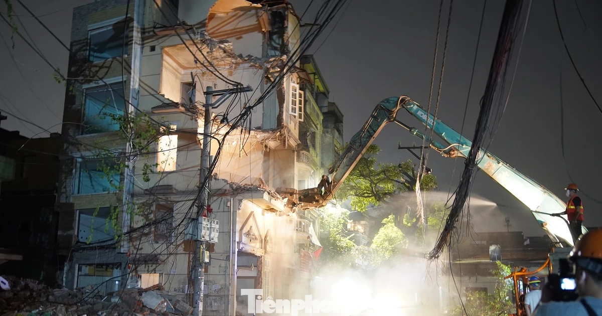 Trắng đêm phá dỡ, giải phóng mặt bằng thi công cầu Trần Hưng Đạo