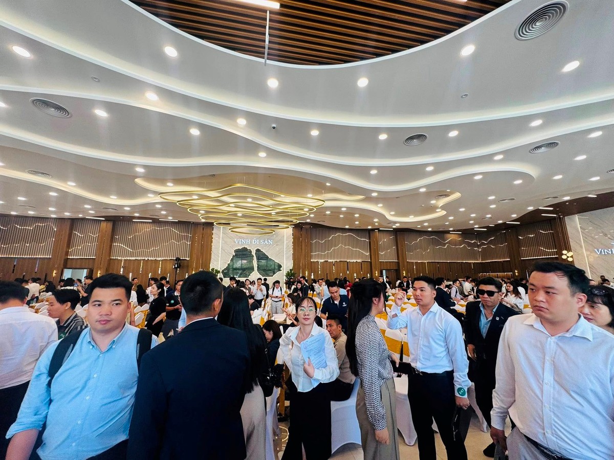 Hàng nghìn người “đổ bộ” Hạ Long ngày đầu nghỉ lễ vì siêu dự án 18 tỷ USD của tỷ phú Phạm Nhật Vượng