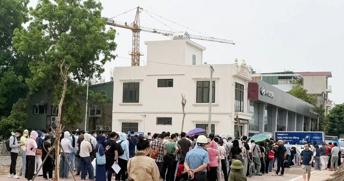 Tái diễn cảnh xếp hàng nộp hồ sơ mua NƠXH tại Hà Nội
