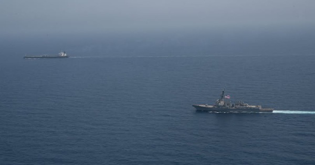 Hải quân Mỹ chặn tàu dầu “bóng tối” Iran, siết chặt phong tỏa