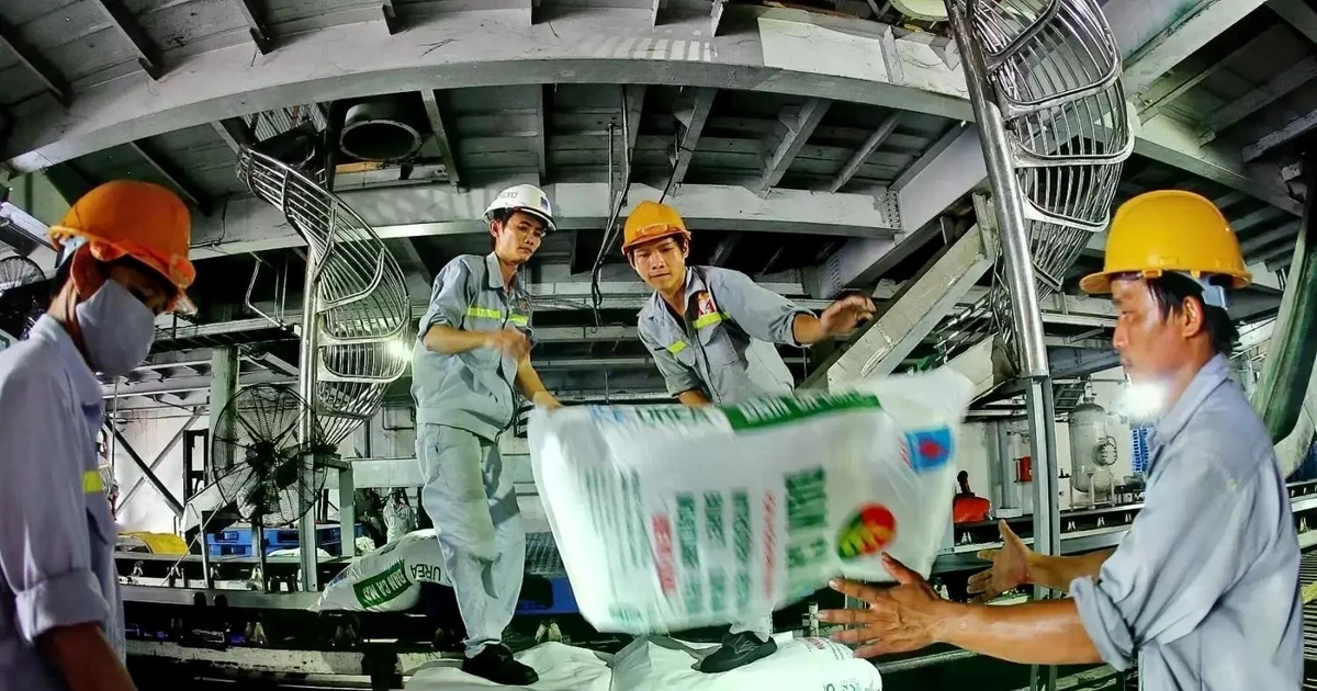 Giá phân bón tăng mạnh: Doanh nghiệp 'kẻ khóc, người cười'