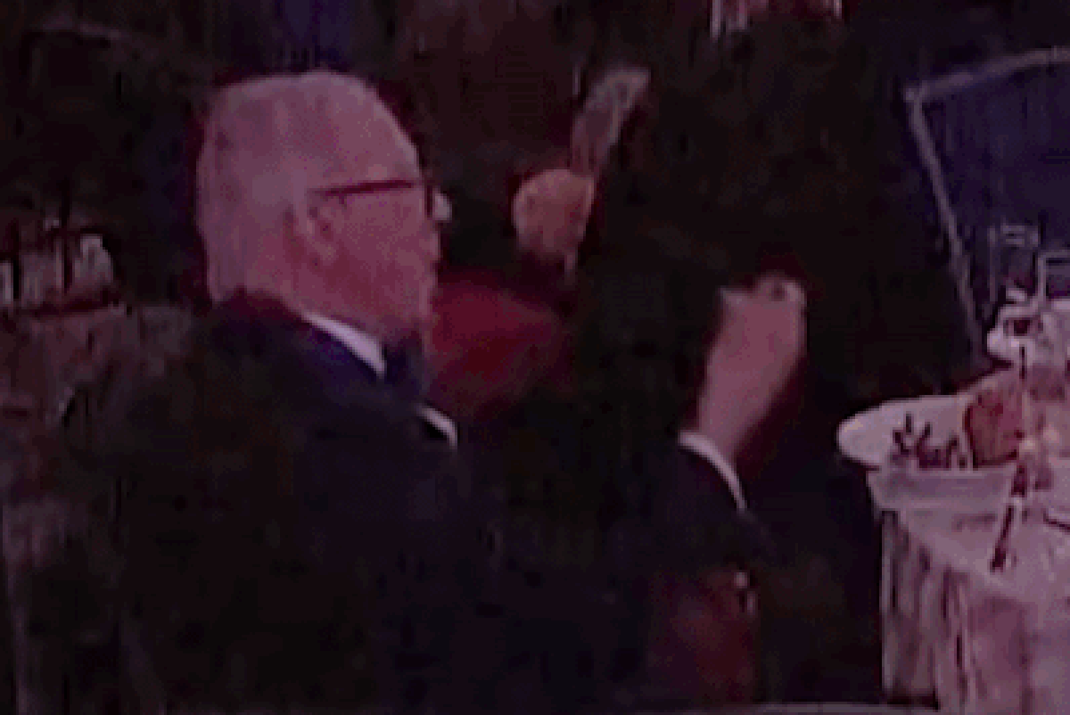 Người đàn ông thản nhiên ngồi ăn khi tiếng súng vang lên tại tiệc báo chí Nhà Trắng