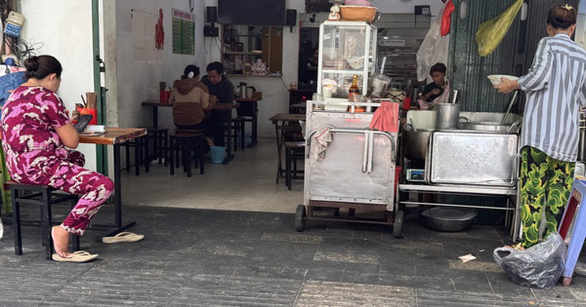 Chủ các quán ăn nói gì khi giá bán vẫn cao bất chấp xăng dầu giảm mạnh?