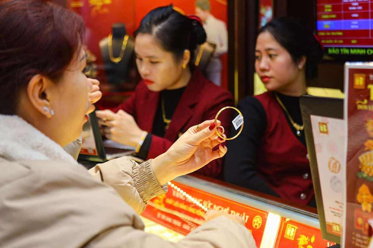 Nên vay vàng trong dân hay khuyến khích người dân bán vàng?