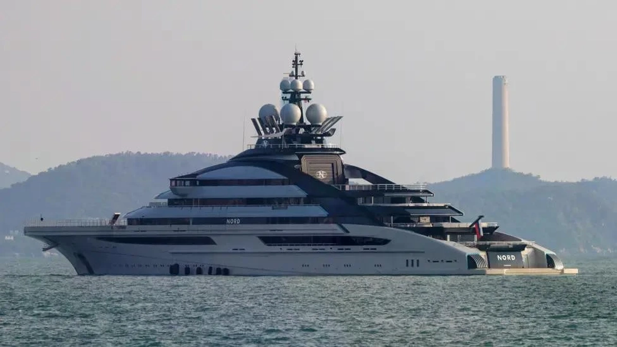 Vì sao siêu du thuyền của tỷ phú Nga có thể thẳng tiến qua eo biển Hormuz bất chấp lệnh phong tỏa?