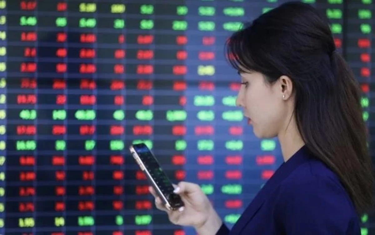 Nhà đầu tư chứng khoán chốt lời mạnh trước nghỉ lễ