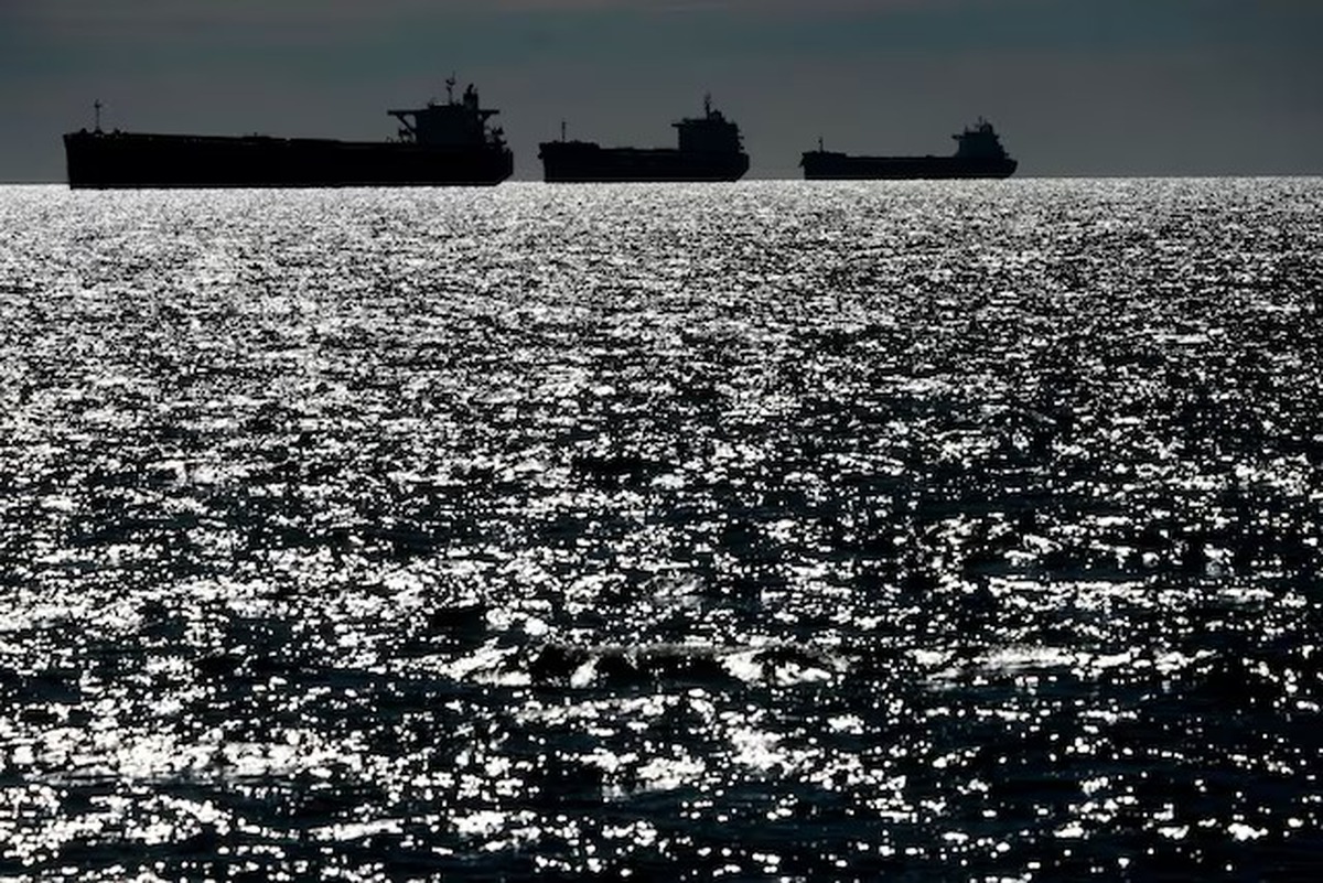 Từng thống trị đại dương, 1 nước NATO nay để hạm đội bóng tối Nga thách thức ngay sát bờ