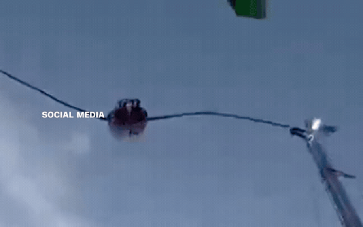 Dây cáp trò chơi mạo hiểm đứt giữa không trung, nhiều người rơi tự do từ độ cao 91m xuống đất