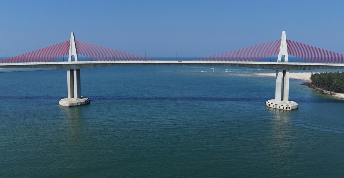 Thông xe cầu vượt biển dài nhất miền Trung