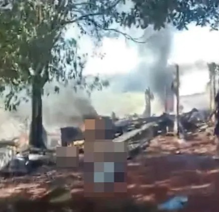 Rơi máy bay chở tiền, người dân tràn vào hiện trường lấy đi hàng triệu USD - Ảnh 1